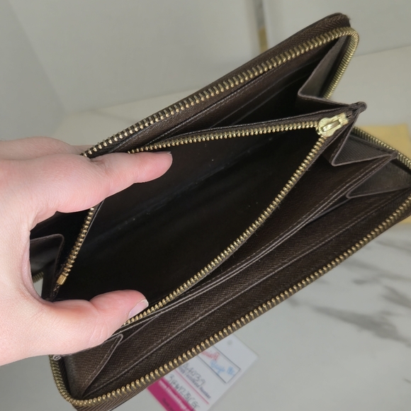 Louis Vuitton Damier Ebene Zippy Wallet with Dust Bag - Picture 9 of 10